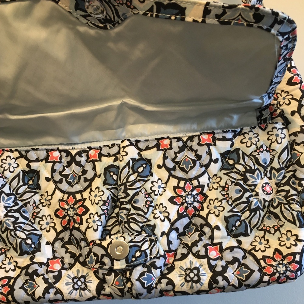 NWT Vera Bradley Messenger Bag. 
Pattern- Lisbon Medallion. - Picture 5 of 8